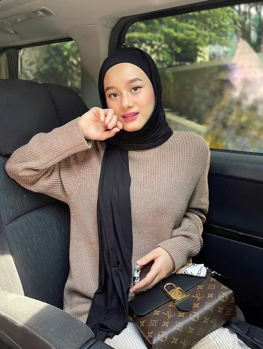 <p>Tak dapat dipungkiri, hijab warna hitam cocok untuk tone kulit manapun, termasuk kulit kuning langsat. Warna satu ini bikin wajahmu terlihat lebih cerah dan tidak kusam. (Instagram/dindahw).</p>