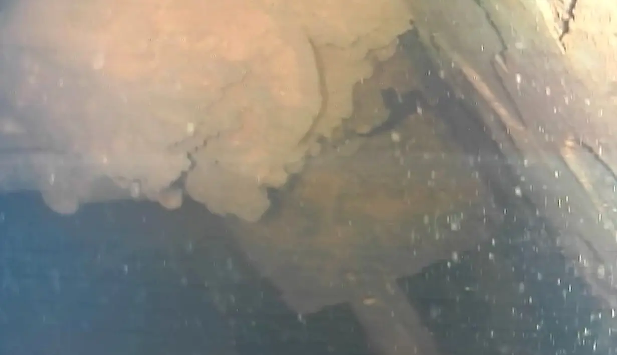 Robot bawah air menunjukkan benjolan mirip lava di pabrik nuklir Fukushima, Jepang (21/7). Benda tersebut ditemukan akibat gempa dan tsunami yang melanda Jepang pada 2011 lalu. (International Research Institute for Nuclear Decommissioning via AP