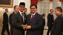 Menteri Perindustrian Airlangga Hartarto dan Menteri ESDM Ignasius Jonan memberikan ucapan selamat kepada Agus Gumiwang Kartasasmita usai dilantik sebagai Menteri Sosial di Istana Negara, Jakarta, Jumat (24/8).(Liputan6/Pool/Gar)