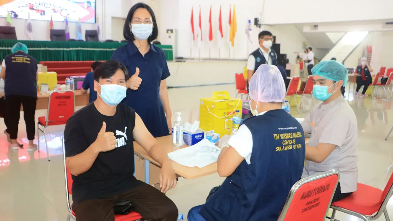 Proses vaksinasi di Kampus Unsrat Manado yang menyasar pelayan publik seperti tenaga pendidikan dan kependidikan di Sulut.