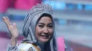 Senyum manis Siti Ashari asal Padang setelah dinobatkan sebagai Puteri Muslimah Indonesia 2016 di Studio 6 Emtek City, Jakarta, Rabu (11/5). Atas kemenangannya, Siti Ashari mendapat hadiah uang tunai sebesar Rp50 juta. (Liputan6.com/Herman Zakharia)