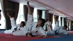 Karateka Putri Indonesia berlatih nomor kata sebagai persiapan bertanding pada ajang SEA Games 2017 di The Belezza, Permata Hijau, Jakarta, Senin (10/8/2017). Karate akan bertanding pada 22-24 Agustus 2017. (Bola.com/Nicklas Hanoatubun)
