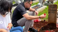 Potret Ira dan Ari Wibowo saat nyekar ke makam sang ayah (Sumber: Instagram/irawbw)