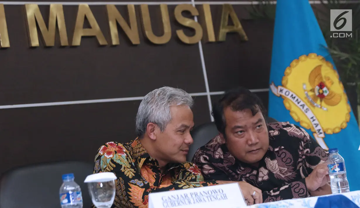Gubernur Jawa Tengah, Ganjar Pranowo (kiri) berbincang dengan Bupati Wonosobo Eko Purnomo jelang MoU Festival HAM Indonesia di Jakarta, Rabu (3/10). Festival HAM Indonesia akan berlangsung di Wonosobo, 13-15 November. (Liputan6.com/Helmi Fithriansyah)