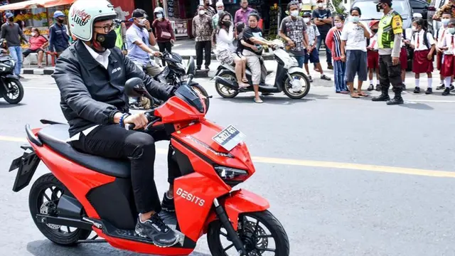 Sandiaga Uno dan Jokowi Pakai Aksesori dan Motor Produk Lokal Saat Touring di Toba