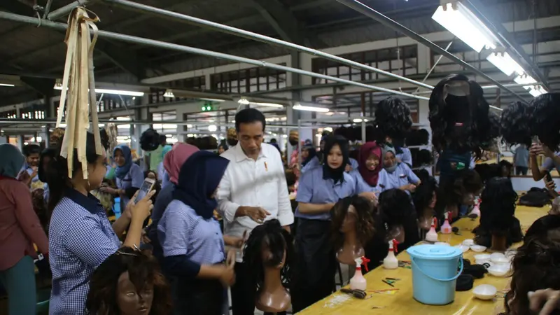 Buruh pabrik rambut palsu bersama Presiden Jokowi. (Foto: Liputan6.com/Kominfo Purbalingga)