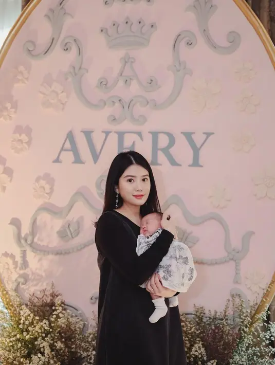 Sedangkan Valencia Tanoesoedibjo tampil menawan dalam balutan dress hitam lengan panjang. [Foto: Instagram/jessicatanoe]