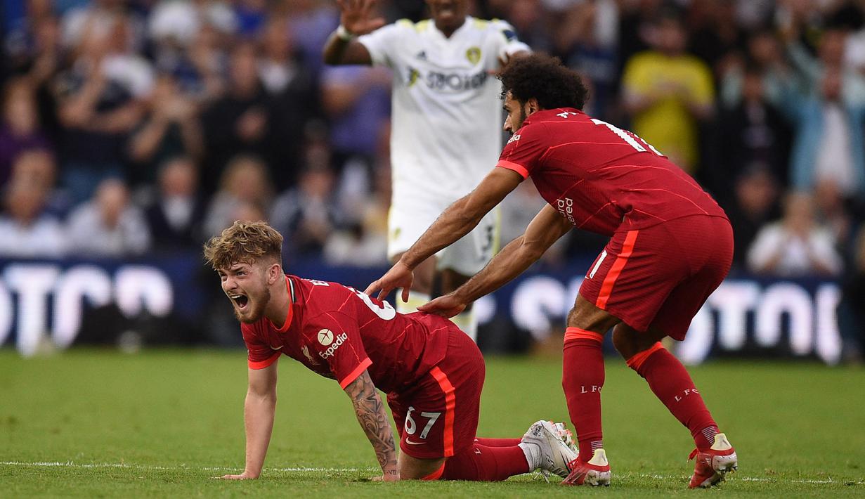 Pemain berusia 18 tahun itu terkapar di tengah lapangan usai kaki kirinya mendapat tekel keras dari pemain Leeds United,Pascal Struijk pada menit ke-57. (Foto:AFP/Oli Scarff)