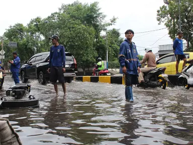 Petugas Dinas Sumber Daya Air (SDA) DKI Jakarta bersiap melakukan upaya penanggulangan genangan air yang belum surut di Jalan Gunung Sahari Raya atau tepat di depan Mangga Dua Square, Jakarta, Selasa (13/1/2026). Hingga Selasa (13/1/2026) siang, banjir yang menggenangi Jalan Gunung Sahari Raya, Jakarta mulai surut. (merdeka.com/magang/Rendi Saputra)