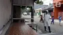 Anggota Brimob Batalion A Ciputat melakukan penyemprotan disinfektan di kawasan Bambu Apus, Tangerang Selatan, Banten, Selasa (4/8/2020). Penyemprotan terhadap rumah, sekolah, serta masjid tersebut dilakukan untuk mencegah penyebaran COVID-19 yang terus meningkat. (merdeka.com/Dwi Narwoko)