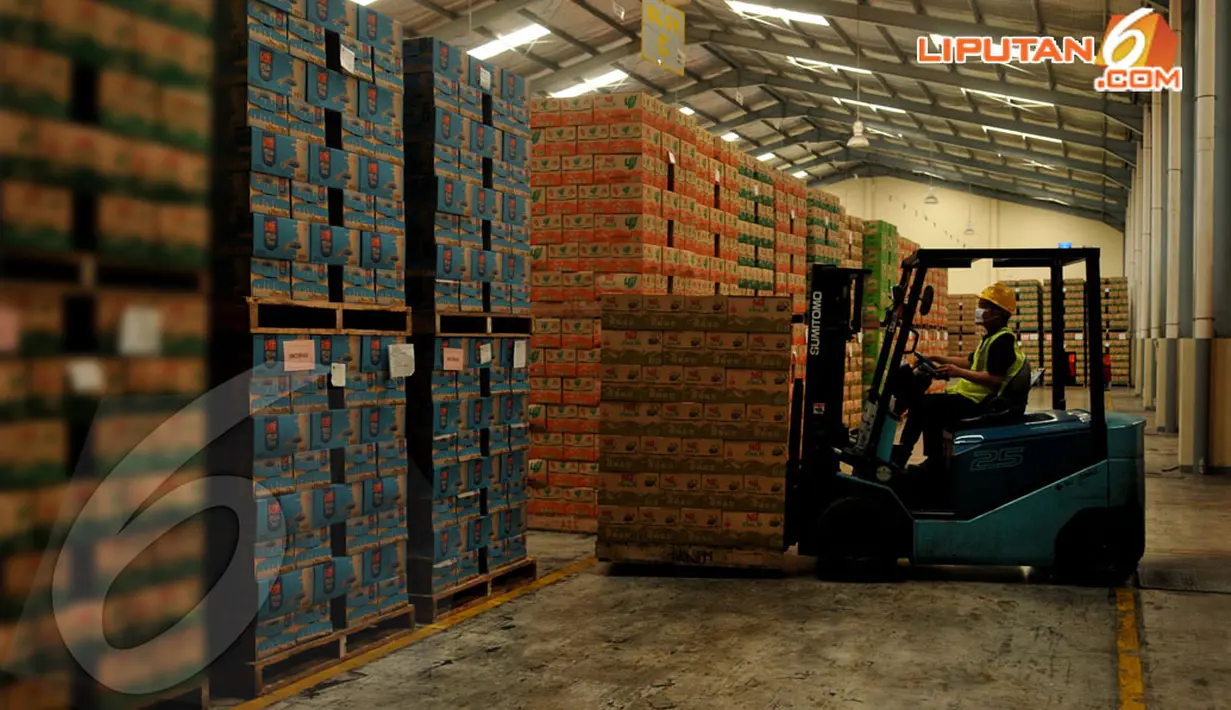 Minuman yang sudah dikemas dalam kardus disusun berdasarkan rasa. Seorang pekerja terlihat sedang membawa tumpukan minuman dalam kardus yang siap dipasarkan, Jawa Barat, Rabu (16/4/2014). (Liputan6/Johan Tallo).