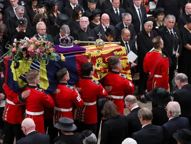Peti mati Ratu Elizabeth II dibawa dalam Westminster Abbey saat prosesi pemakamannya, London, Inggris, Senin (19/9/2022). Ratu Elizabeth II akan dimakamkan di Windsor bersama mendiang suaminya, Pangeran Philip, yang meninggal tahun lalu. (Phil Noble/Pool Photo via AP)