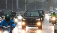 Kenderaan melintas saat hujan di Bundaran HI, Jakarta, Senin (1/11/2021). BMKG mengeluarkan peringatan dini cuaca ekstrem berupa hujan dengan intensitas sedang hingga lebat yang dapat disertai kilat atau petir, dan angin kencang untuk berbagai wilayah di Indonesia. (Liputan6.com/Faizal Fanani)