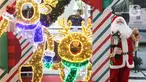 Seorang anak berfoto di dekat pernak pernik Natal di Living World, Tangerang Selatan, Senin (13/12/2021). Jelang perayan Natal sejumlah pusat perbelanjaan dihiasi ornamen Natal yang dijual. (Liputan6.com/Anga Yuniar)