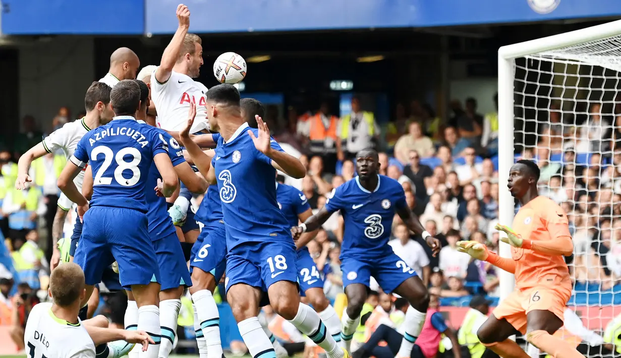 Harry Kane menjadi mimpi buruk Chelsea saat Tottenham Hotspur bersua The Blues pada laga Liga Inggris 2022/2023 di Stamford Bridge, Minggu (14/8/2022). Anak asuh Thomas Thucel sempat memimpin 2-1 sampai menit ke-96, sebelum Harry Kane membuyarkan kemenangan Chelsea yang sudah di depan mata. (AFP/ Glyn Kirk)