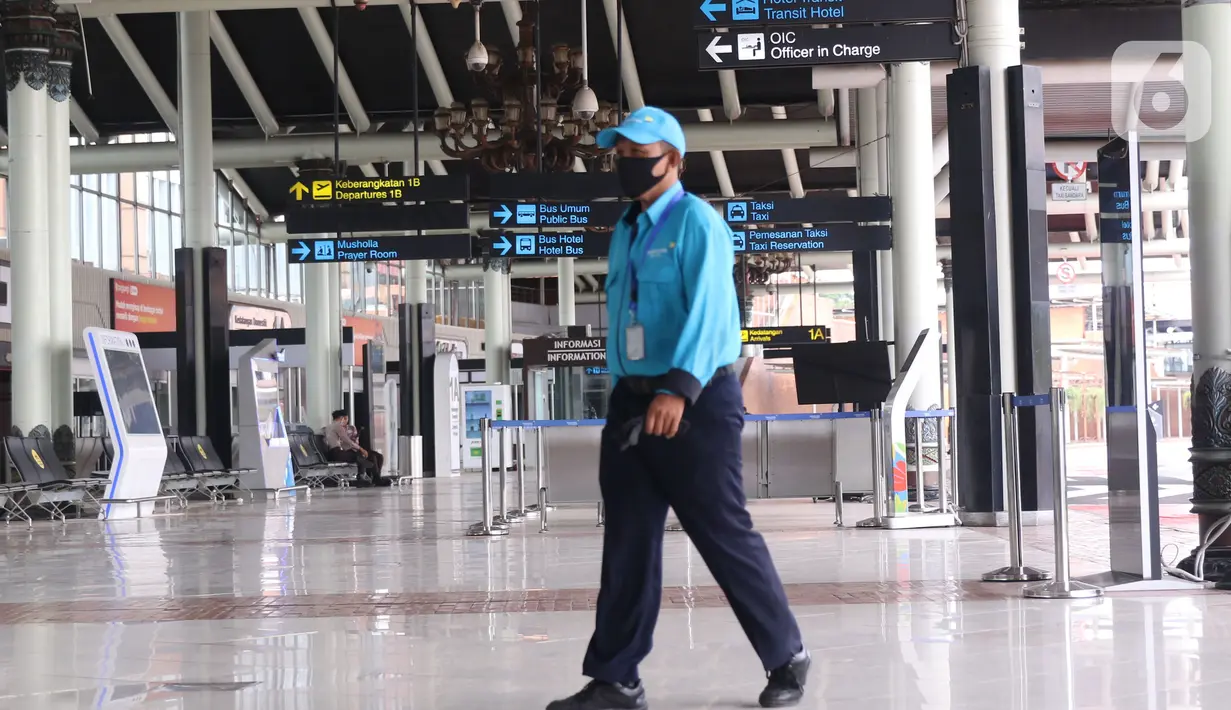Pekerja melintas di area Terminal 1 Bandara Soekarno-Hatta, Tangerang, Banten, Jumat (1/4). Per 1 April 2022, PT Angkasa Pura II (Persero) mengaktifkan kembali Terminal 1 Bandara Soekarno Hatta untuk melayani keberangkatan dan kedatangan penumpang pesawat rute domestik. (Liputan6.com/Angga Yuniar)