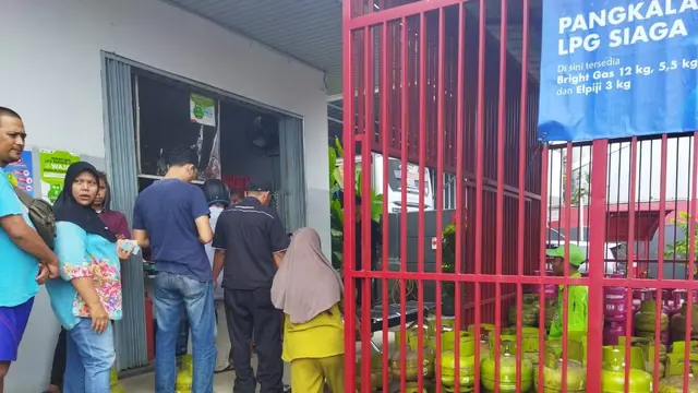 Warga di Bogor Mengantre Panjang untuk Mendapatkan Gas Elpiji 3 Kg