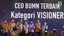 Para CEO BUMN berfoto bersama setelah mendapatkan penghargaan Anugerah BUMN 2017 di Jakarta, Jumat (15/9).  Pada tahun ini, 103 BUMN dan Anak Perusahaan BUMN ikut serta bersaing menjadi yang terbaik. (Liputan6.com/Angga Yuniar)