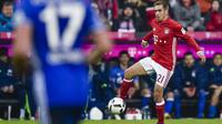 Bek Bayern Munchen, Philipp Lahm, mencatatkan penampilan ke-500 dalam laga melawan Schalke di Bundesliga 2016-2017 yang berlangsung di Allianz Arena, Sabtu (4/2/2017). (AFP/Guenter Schiffmann)