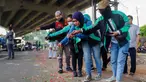 Sejumlah kerabat korban dan warga melakukan tabur bunga di lokasi kecelakaan maut di Jalan Transyogi, Cibubur, Bekasi, Jawa Barat, Rabu (20/7/2022). Aksi tabur bunga tersebut sebagai bentuk rasa duka cita atas meninggalnya 11 orang korban kecelakaan maut di kawasan tersebut. (Liputan6.com/Herman Zakharia)