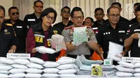 Menteri Keuangan Sri Mulyani (kedua kiri), bersama Kapolri Jenderal Tito Karnavian (tengah) memeriksa barang bukti saat rilis di Polri, Jakarta, Selasa (1/8). (Liputan6.com/Immanuel Antonius)