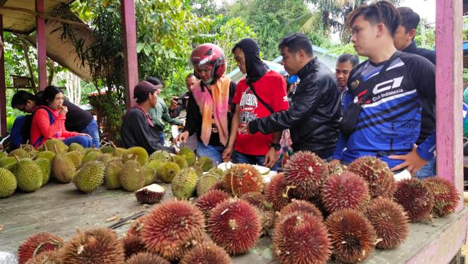 Durian Lahong yang unik karena kecil dan kulitnya berwarna merah. (Liputan6.com/ Abdul Jalil)