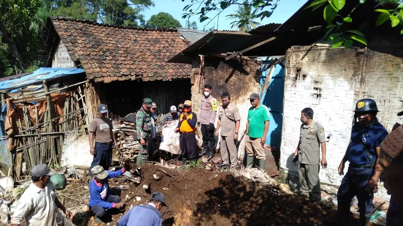 Rumah rusak di Banyuwangi akibat tanah longsor. (Istimewa)