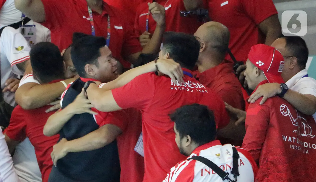 Ketua Komite Olimpiade Indonesia, Raja Sapta Oktohari, bersama tim polo air putra Indonesia merayakan keberhasilan meraih medali emas pada SEA Games 2019 di Aquatic Center, Clark, Filipina, Jumat (29/11/2019). Indonesia berhasil meraih emas perdana dari cabang polo air. (Bola.com/M Iqbal Ichsan)
