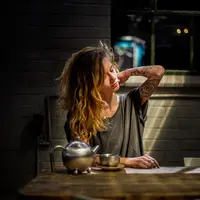 Ilustrasi wanita mengalami sakit leher. (Photo by Keenan Constance on Unsplash)