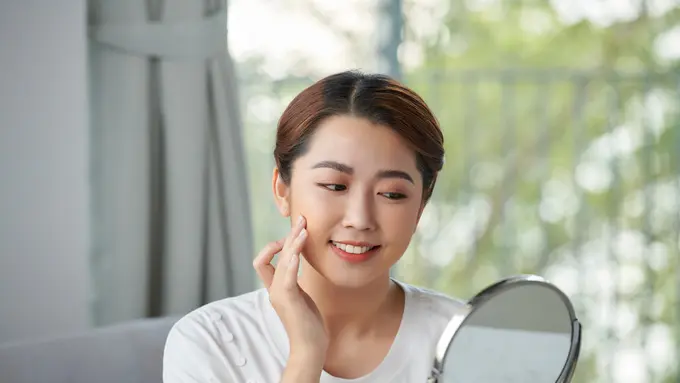 Tips Memilih Sunscreen yang Nggak Bikin Makeup Longsor Seharian