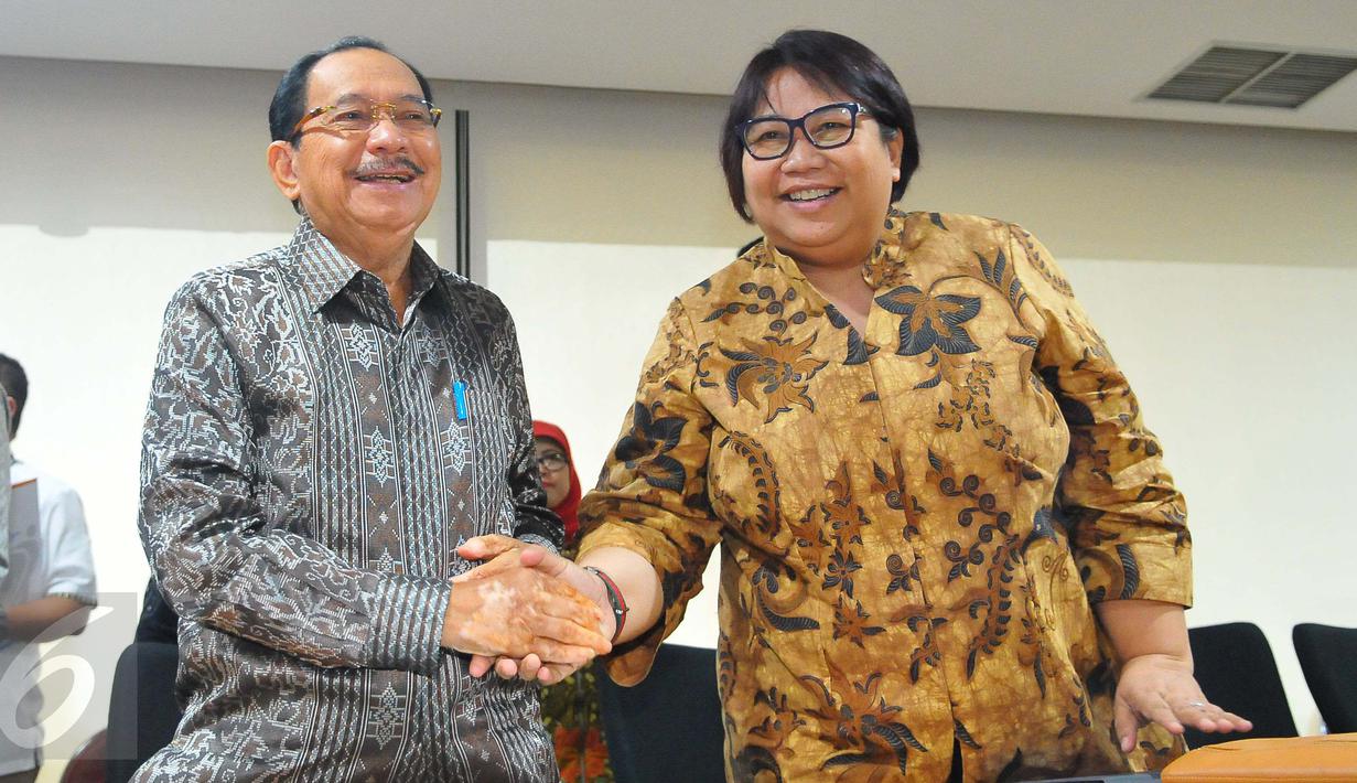 Komisaris Utama Pertamina, Tanri Abeng bersama Plt Direktur Utama Pertamina Yenni Andayani usai memberikan keterangan pers di Kementerian BUMN, Jumat (3/2). Yenni Andayani menggantikan Dwi Soetjipto yang dicopot dari jabatannya (Liputan6.com/Angga Yuniar)