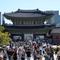 Orang-orang berkunjung untuk merayakan liburan Chuseok, Hari Thanksgiving versi Korea, di Istana Gyeongbok, Seoul, Korea Selatan, Rabu 8 Oktober 2025. (AP Photo/Ahn Young-joon)