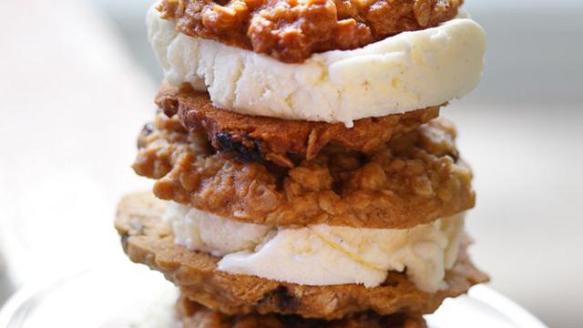 [Bintang] 10 Foto Ice Cream Sandwitch yang Berpotensi Bikin Ludah Kering
