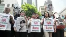 Relawan Jokowi Mania membawa poster bergambar sampul Majalah Tempo saat mendatangi Gedung Dewan Pers, Jakarta, Senin (16/9/2019). Kedatangan relawan tersebut untuk melaporkan Majalah Tempo edisi 16-22 September 2019 dengan cover "Janji Tinggal Janji" kepada Dewan Pers. (merdeka.com/Iqbal S. Nugroho