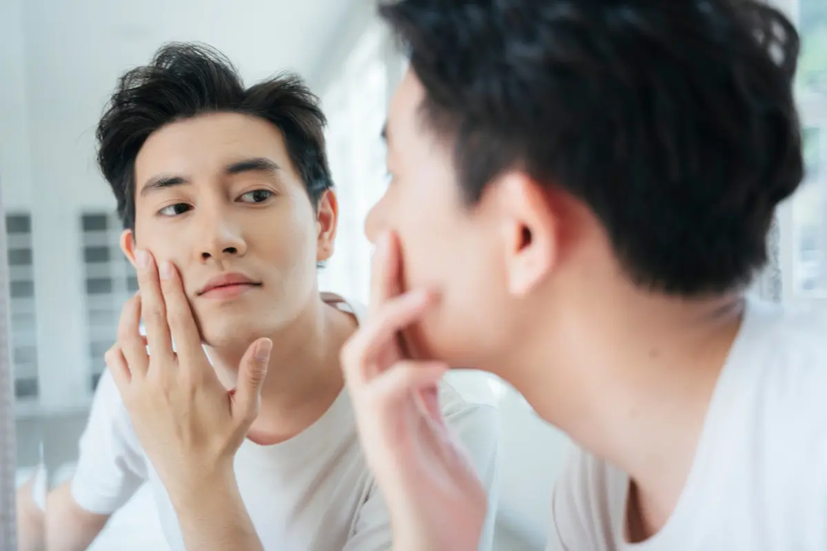 4 Tips Mencegah Munculnya Jerawat di Wajah Pria, Dijamin Mulus!