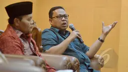 Wakil Ketua Komisi II DPR Lukman Edy (kanan) menjadi pembicara pada dialog Pilar Negara yang bertema "Urgensi Pembentukan Lembaga Pengkajian" di Ruang Presentasi Perpustakaan MPR, Jakarta, Kamis (12/2). (Liputan6.com/Andrian M Tunay)