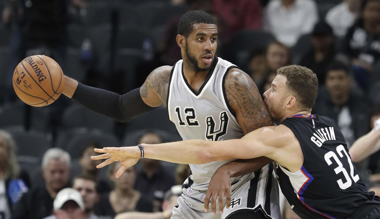 Pemain San Antonio Spurs, LaMarcus Aldridge #12 mencoba melewati hadangan pemain Los Angeles Clippers, Blake Griffin #32 pada laga NBA basketball game, (5/11/2016) di AT&T Center, San Antonio. (AP/Eric Gay)