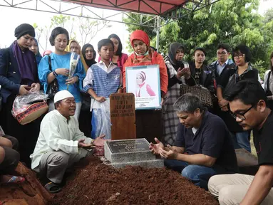 Pembacaan doa usai prosesi pemakaman jenazah Renita Sukardi di TPU Menteng Pulo, Jakarta, Senin (10/4). Renita meninggal dunia karena menderita kanker payudara stadium 3B. (Liputan6.com/Herman Zakharia)