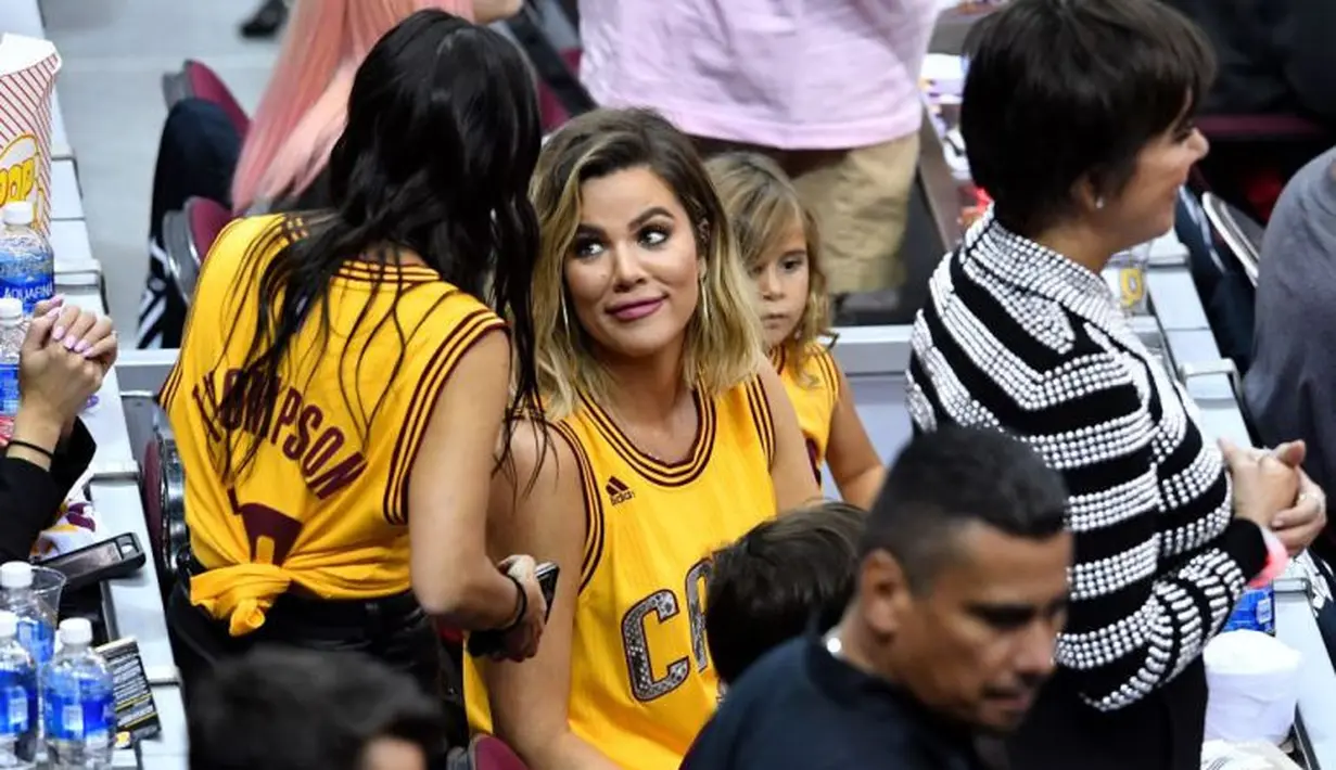 Para penonton berteriak "Khloe! Khloe!" saat Tristan Thompson melakukan free-throw. (WREG)