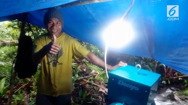 Setelah 73 tahun Indonesia merdeka, warga di pedalaman Pulau Buru akhirnya menikmati listrik hasil swadaya masyarakat dan relawan.