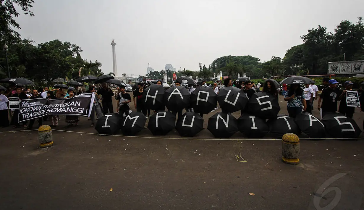 Aksi kamisan ke-374 tersebut untuk memperingati 16 tahun Tragedi Semanggi 1, Jakarta, Kamis (13/11/2014). (Liputan6.com/Faizal Fanani)