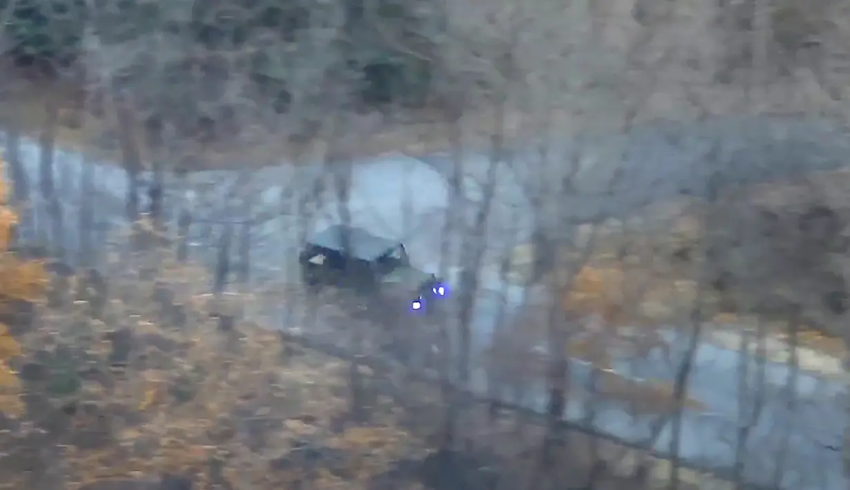 Rekaman CCTV menunjukkan awal pelarian tentara Korea Utara dalam rilis Komando PBB (UNC) di Seoul, Rabu (22/11). Tentara yang tidak disebutkan namanya itu mengendarai mobil jip menuju daerah perbatasan di Panmunjom. (HANDOUT/UNITED NATIONS COMMAND/AFP)
