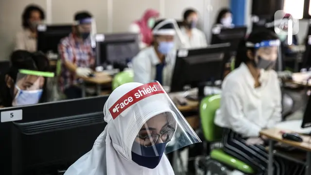 FOTO: Cegah COVID-19, Peserta SBMPTN Pakai Masker hingga Sarung Tangan