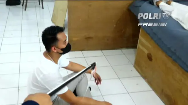 Brigadir J duduk di lantai dan di sampingnya ada istri Ferdy Sambo, Putri Candrawathi yang dalam posisi tidur di kasur