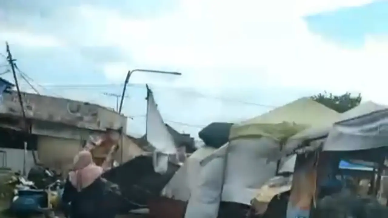 Angin kencang merusak sejumlah lapak pedagang di Sukabumi. (Liputan6.com/Fira Syahrin)