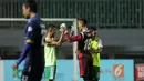 Manahati Lestusen (2kiri), Dhika Bhayangkara dan Irfandy saat merayakan kemenangan timnya atas Arema Cronus pada lanjutan Torabika SC 2016 di Stadion Pakansari, Bogor, (31/7/2016). (Bola.com/Nicklas Hanoatubun)