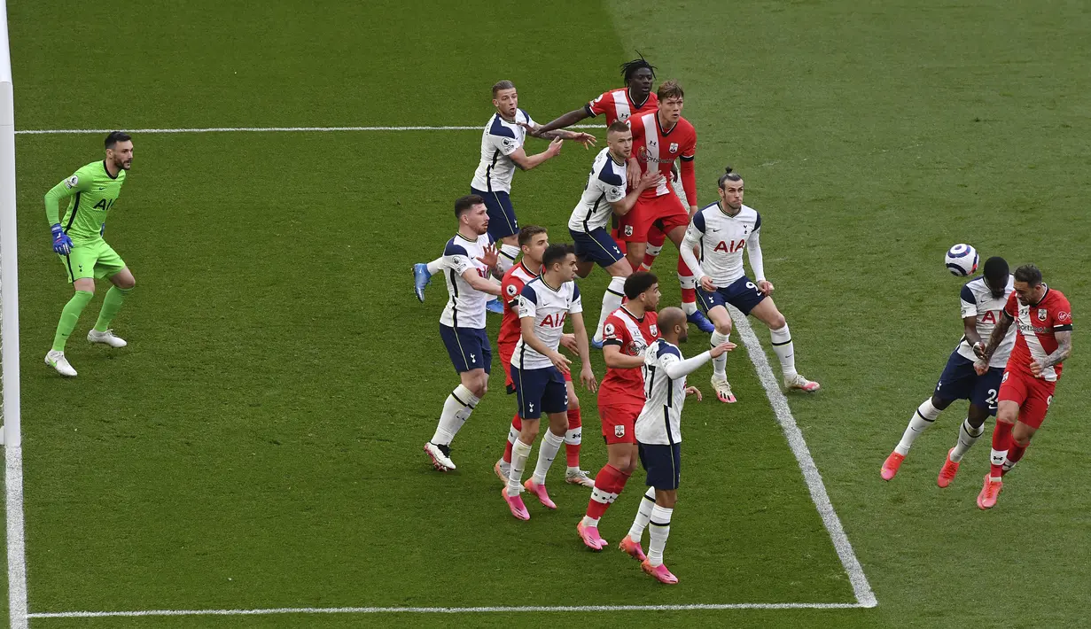 Pemain Southampton Danny Ings mencetak gol ke gawang Tottenham Hotspur pada pertandingan Liga Inggris di Stadion Tottenham Hotspur, London, Inggris, Rabu (21/4/2021). Tottenham Hotspur menang 2-1. (Justin Setterfield/Pool via AP)