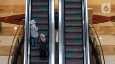 Pengunjung mengenakan masker dan menerapkan jaga jarak aman saat naik eskalator di salah satu mal di Jakarta, Senin (16/6/2020). Di tengah pandemi virus corona COVID-19, warga diminta menerapkan protokol kesehatan yang berlaku. (Liputan6.com/Johan Tallo)