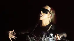 Aksi panggung Christina Aguilera saat tampil dalam konser di Festival Starlite di Marbella, Spanyol (25/7/2022). Christina Aguilera tampil dalam balutan bodysuit metalik futuristik dan sepatu bot lateks hitam setinggi paha. (AFP Photo/Jorge Guerrero)