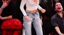 Saking semangatnya, Bella Hadid nggak bisa hanya berdiam diri di kursinya. (Getty Images/Cosmopolitan)